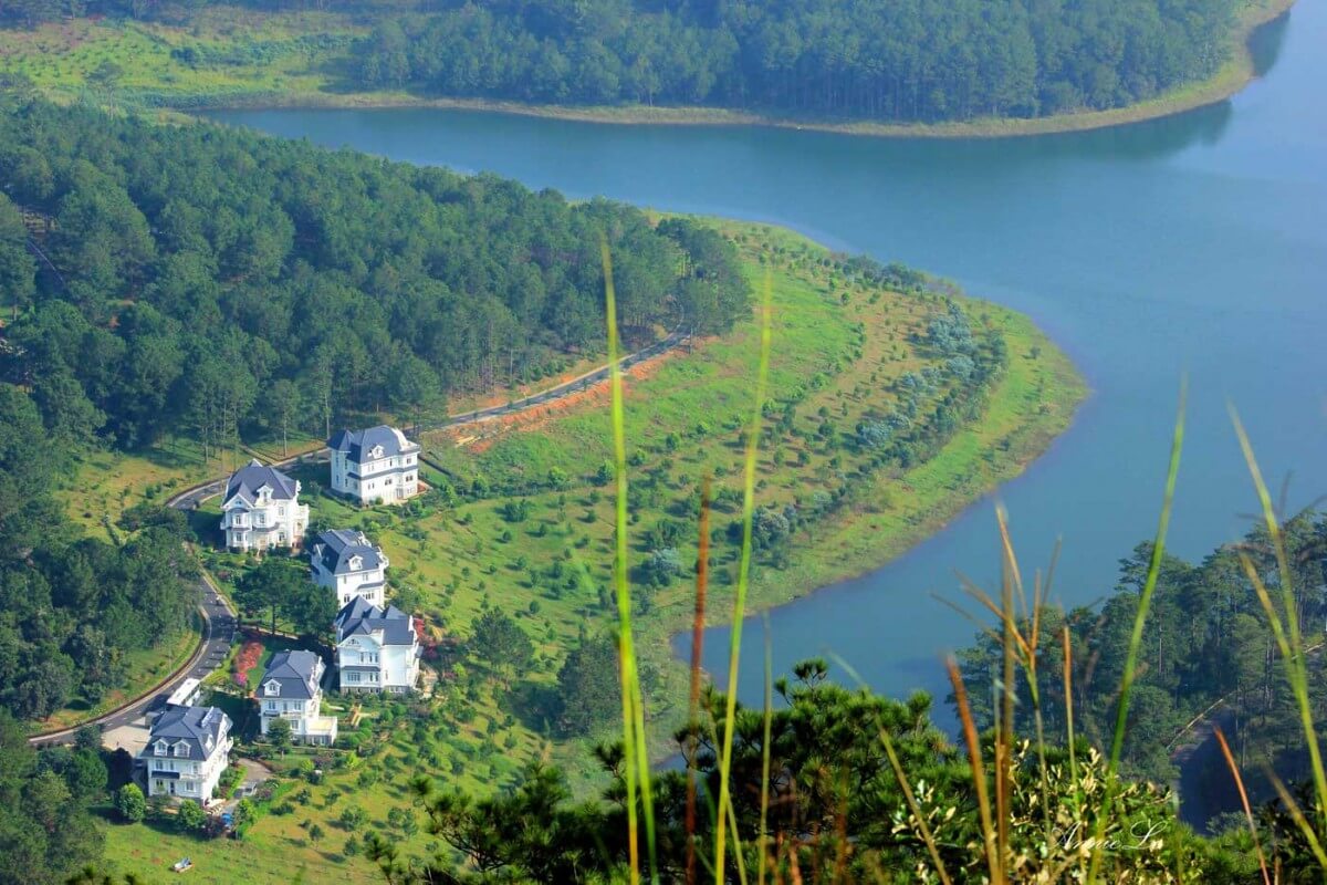 Khung cảnh hồ Xạ Hương nhìn từ trên cao