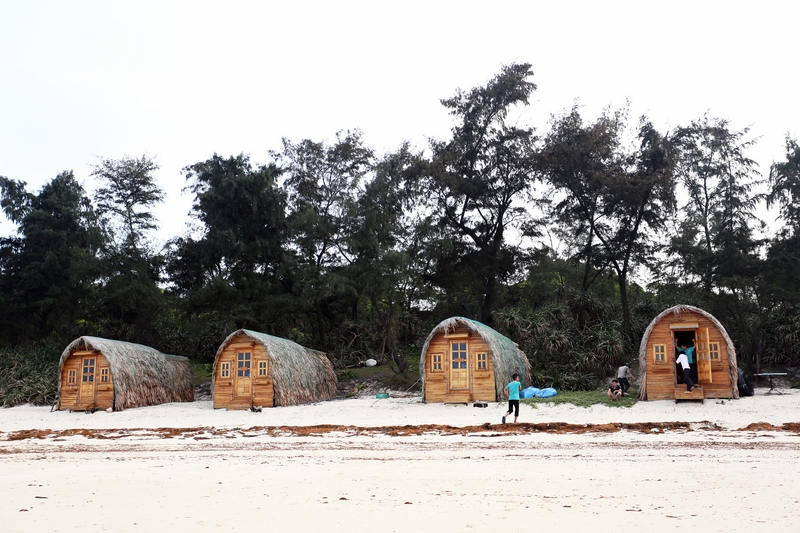 Độc đáo lều nghỉ bên bờ biển Cô Tô