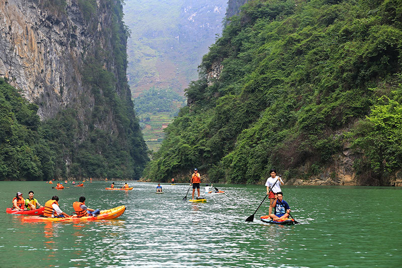 nhiều nhóm du khách khám phá dòng sông Nho Quế