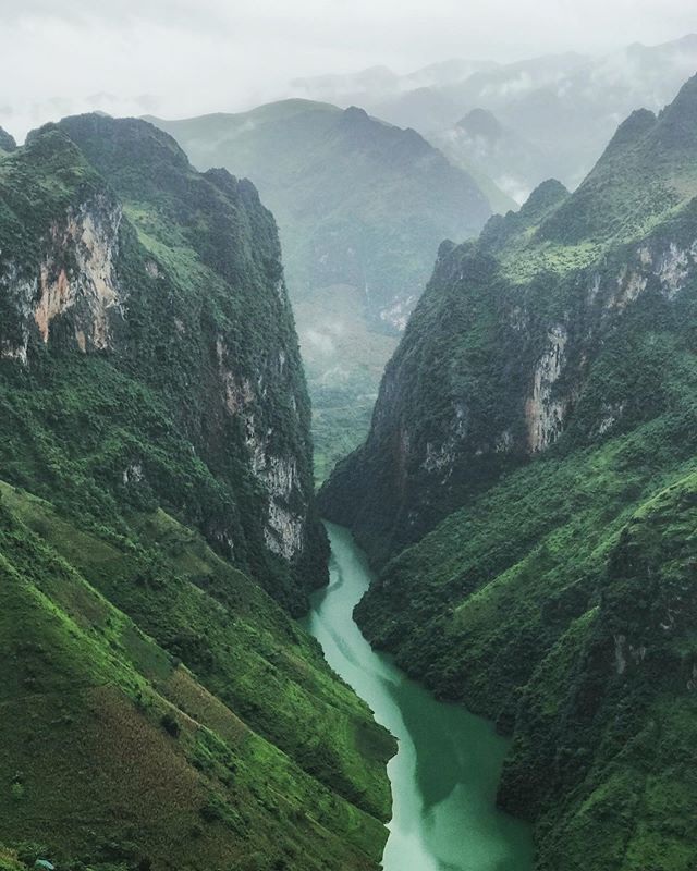 Dòng sông như những sợi chỉ mảnh màu xanh ngọc bích ẩn hiện giữa núi rừng Đông Bắc hoang sơ, kì vĩ.