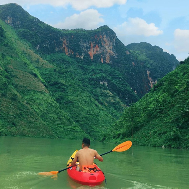Lên Mã Pí Lèng chèo thuyền kayak, ngắm dòng sông Nho Quế thơ mộng